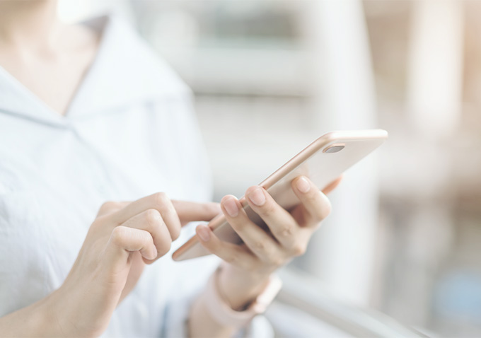 スマホを操作する女性
